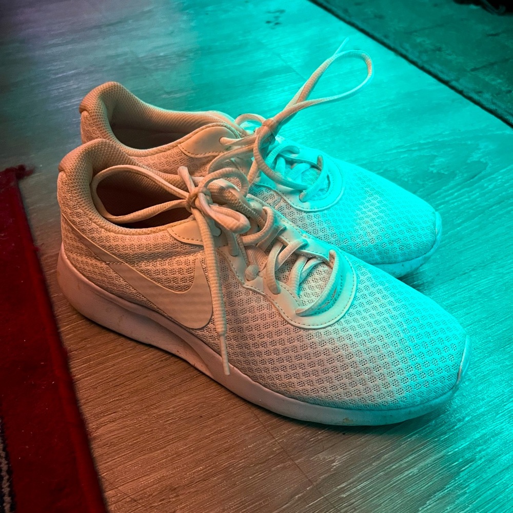 White Nike shoes!! Size 7- barely worn.